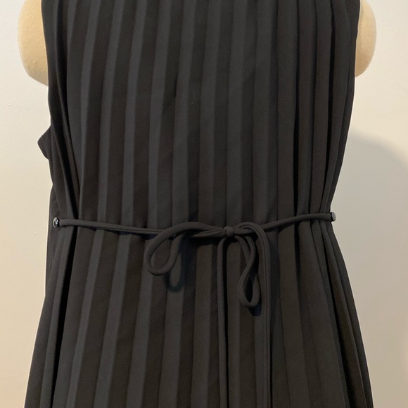 Perfect little black dress! - Picture 8 of 9